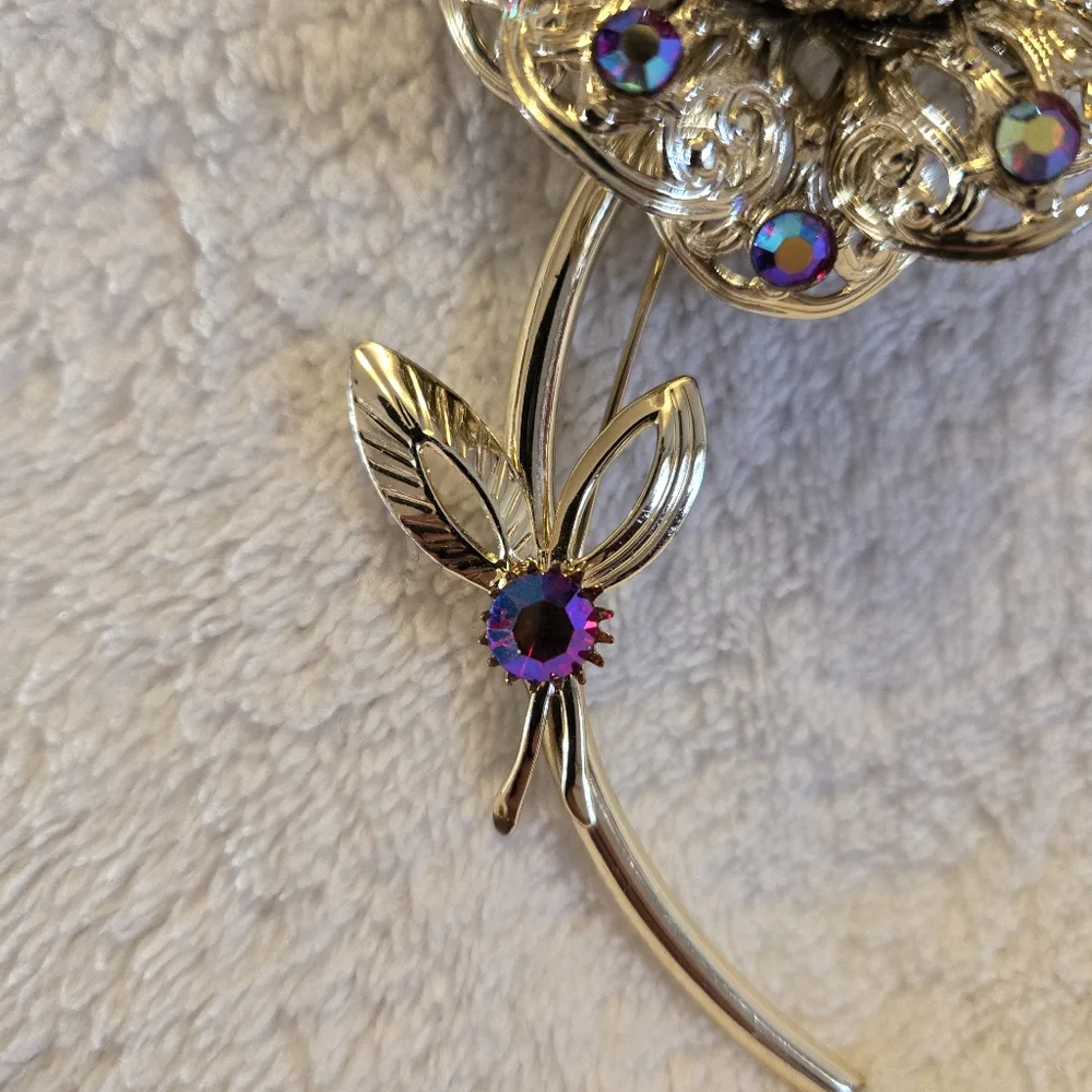 VTG Sarah Coventry Passion Flower Gold Toned Filagree Brooch Red Aurora Borealis